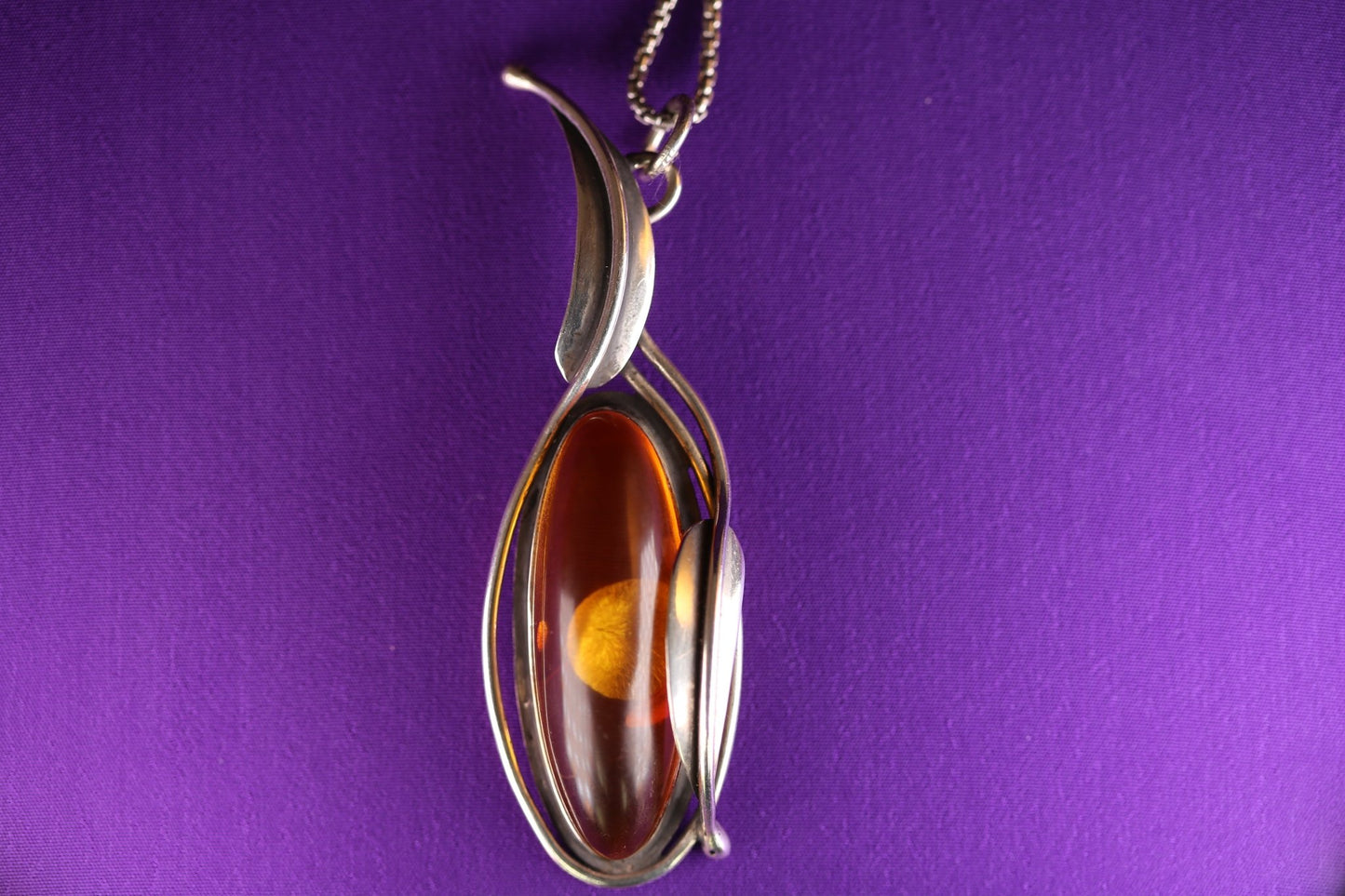 Amber Amulett - The Love Witch