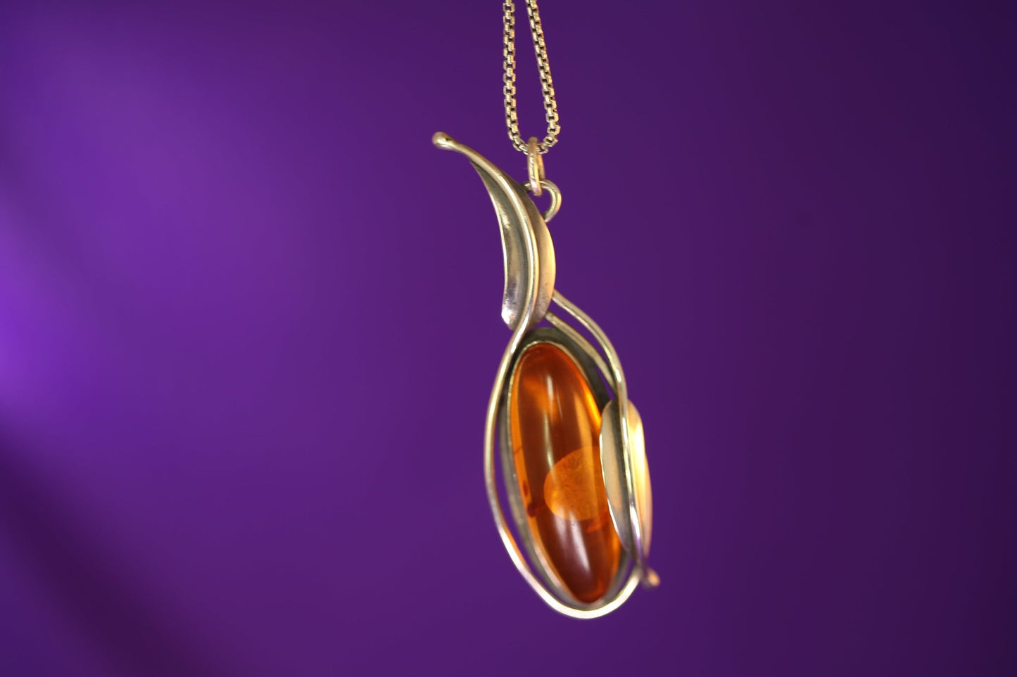 Amber Amulett - The Love Witch