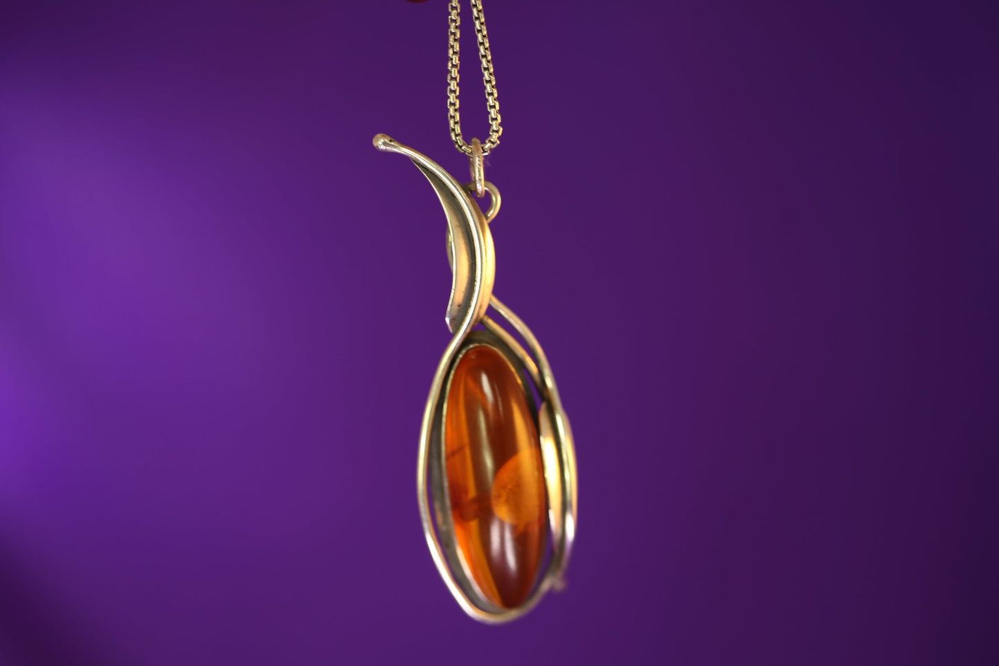 Amber Amulett - The Love Witch