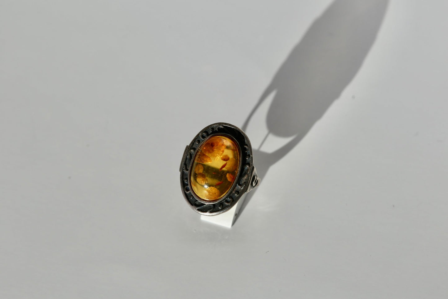 Bernstein Ring mit Initialen - The Love Witch