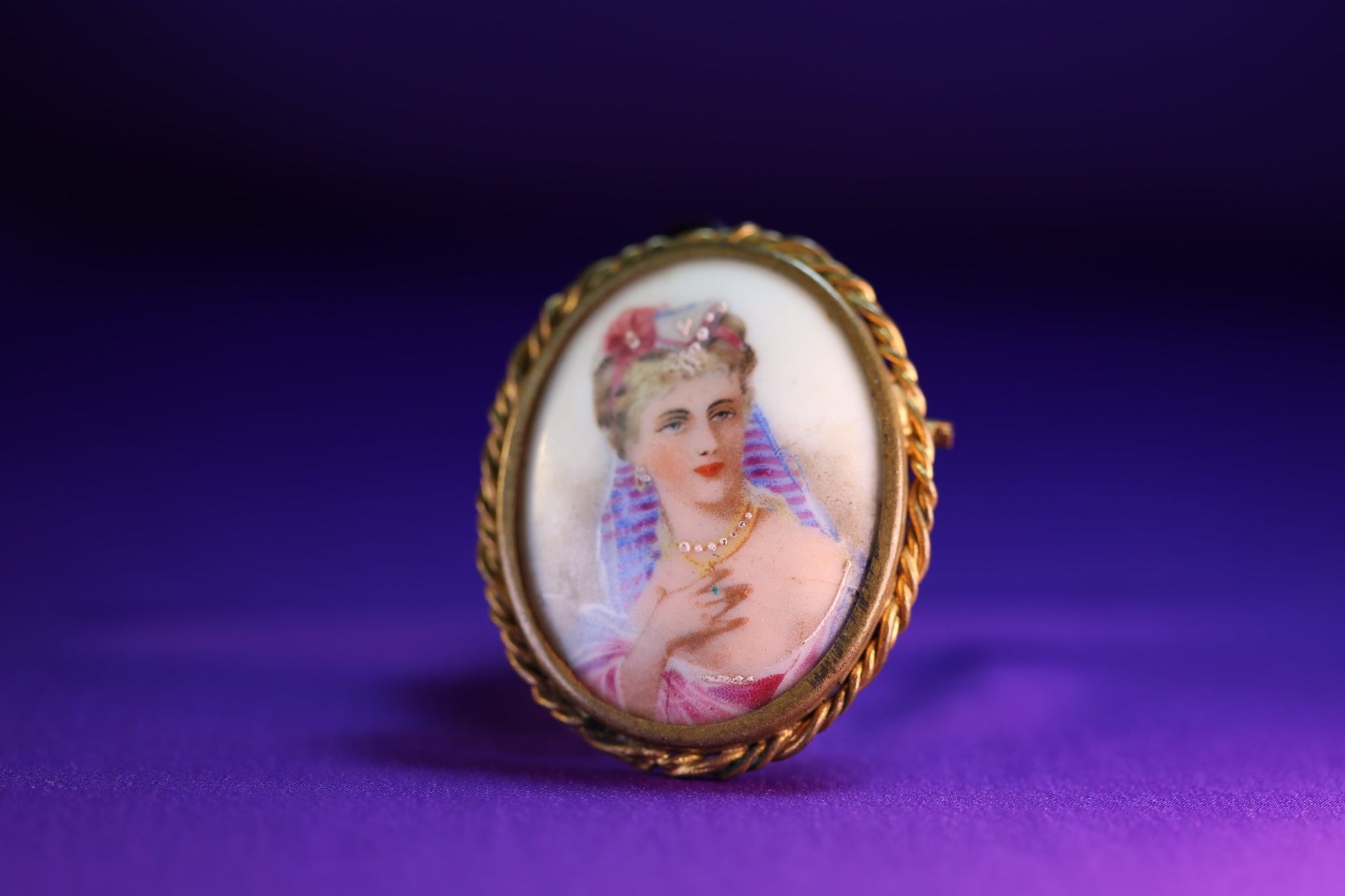 Limoges - Porzellan Brosche Portrait - The Love Witch