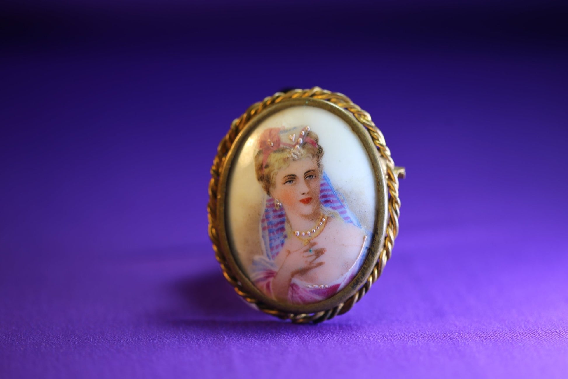 Limoges - Porzellan Brosche Portrait - The Love Witch