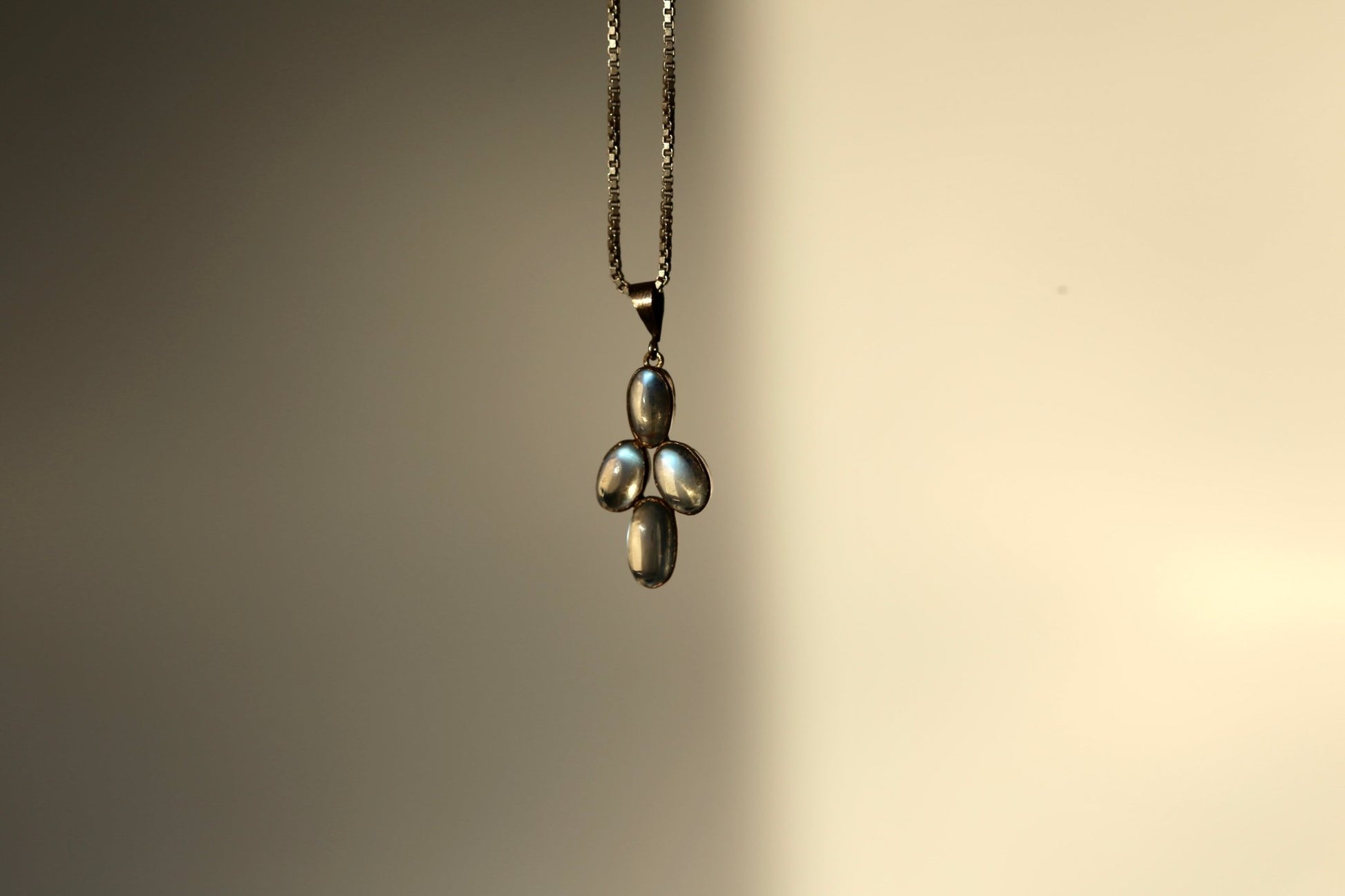 Moon Magic Kreuz - The Love Witch